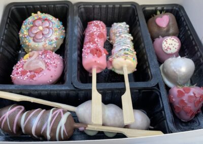 Voorjaar Verleiding Box 2,   2 mini aardbeienspiesjes & 2 gebakjes & 2 marshmallows & 3 aardbeienbonbons